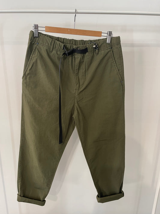 pantalone verde elastico in vita da uomo con moschettone