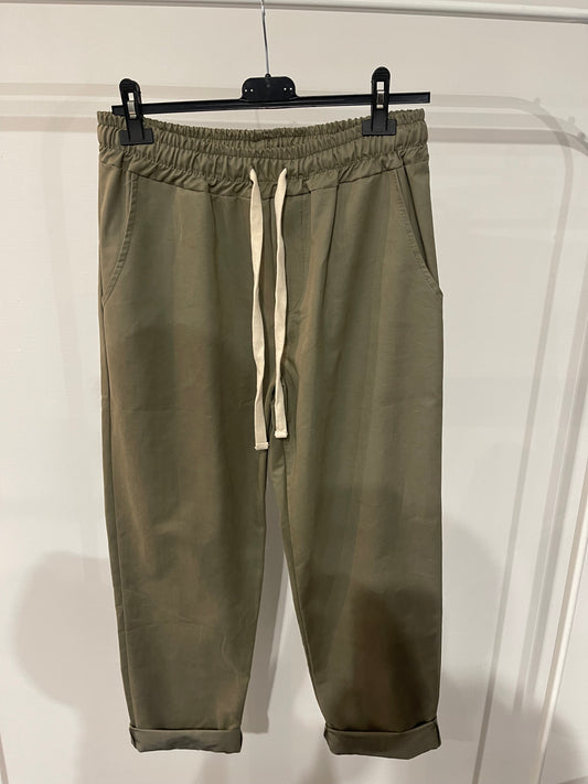 pantalone verde elastico in vita da uomo