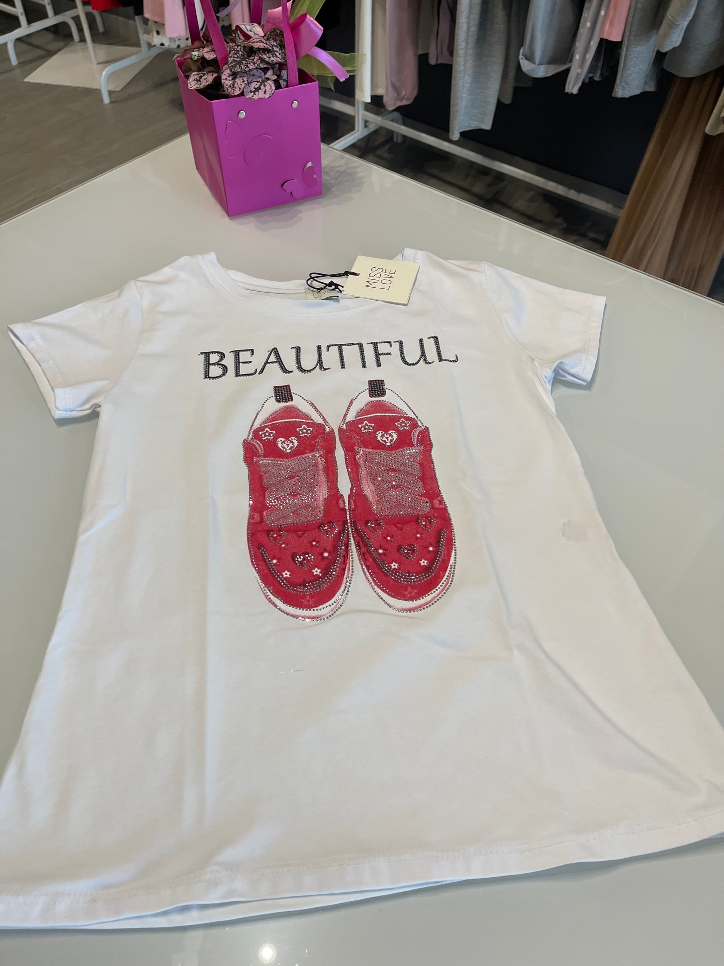 t-shirt bianca con stampa rossa