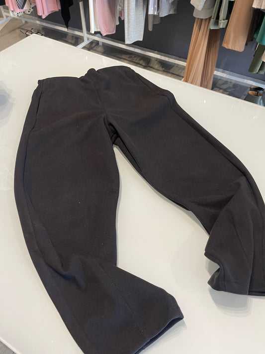 pantalone nero dritto, stretto in fondo, elastico in vita, tessuto pesante da donna