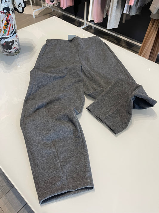 pantalone dritto, stretto in fondo ,con elastico in vita da donna