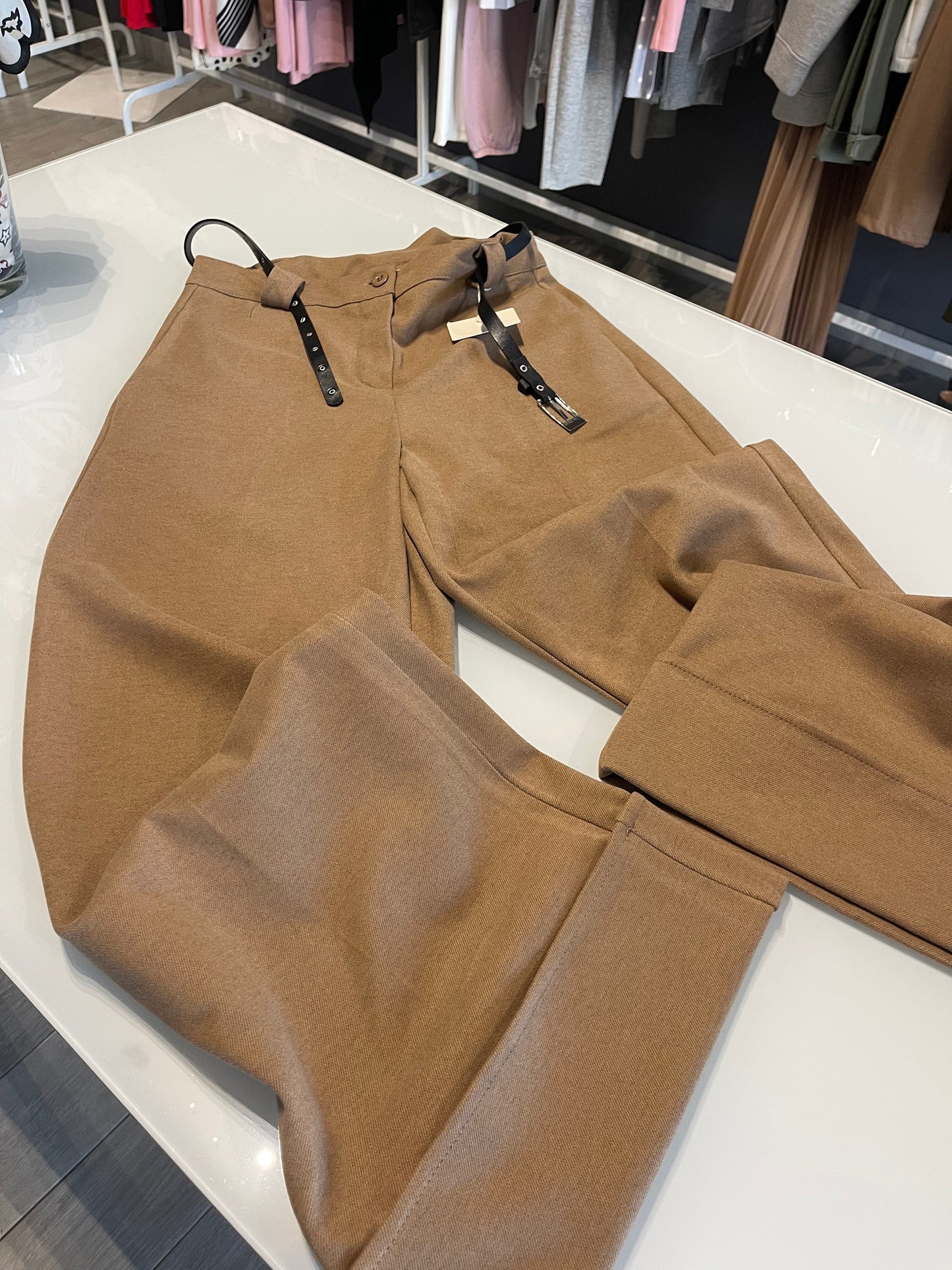 pantalone cammello pesante con risvolto da donna