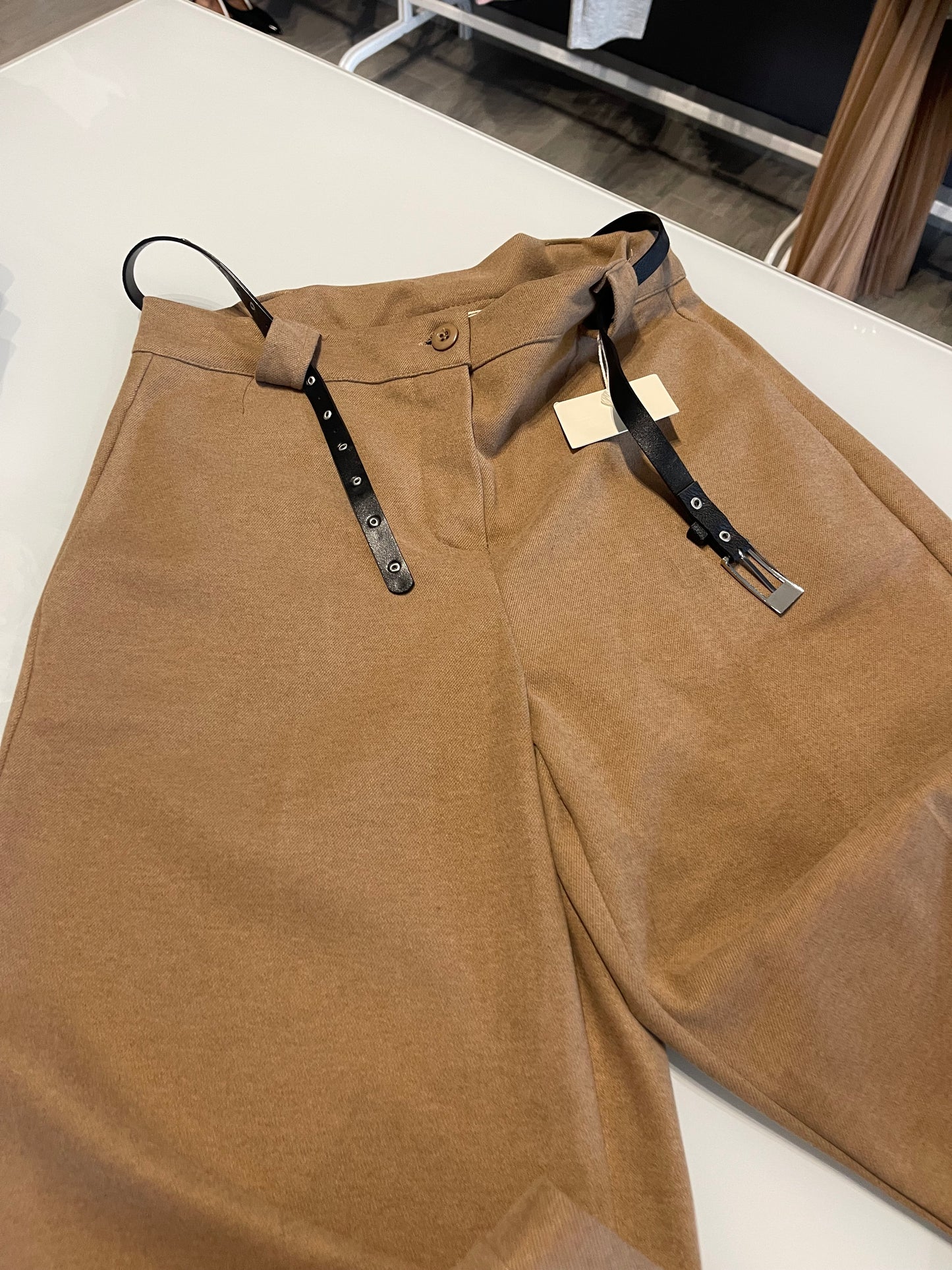 pantalone cammello pesante con risvolto da donna