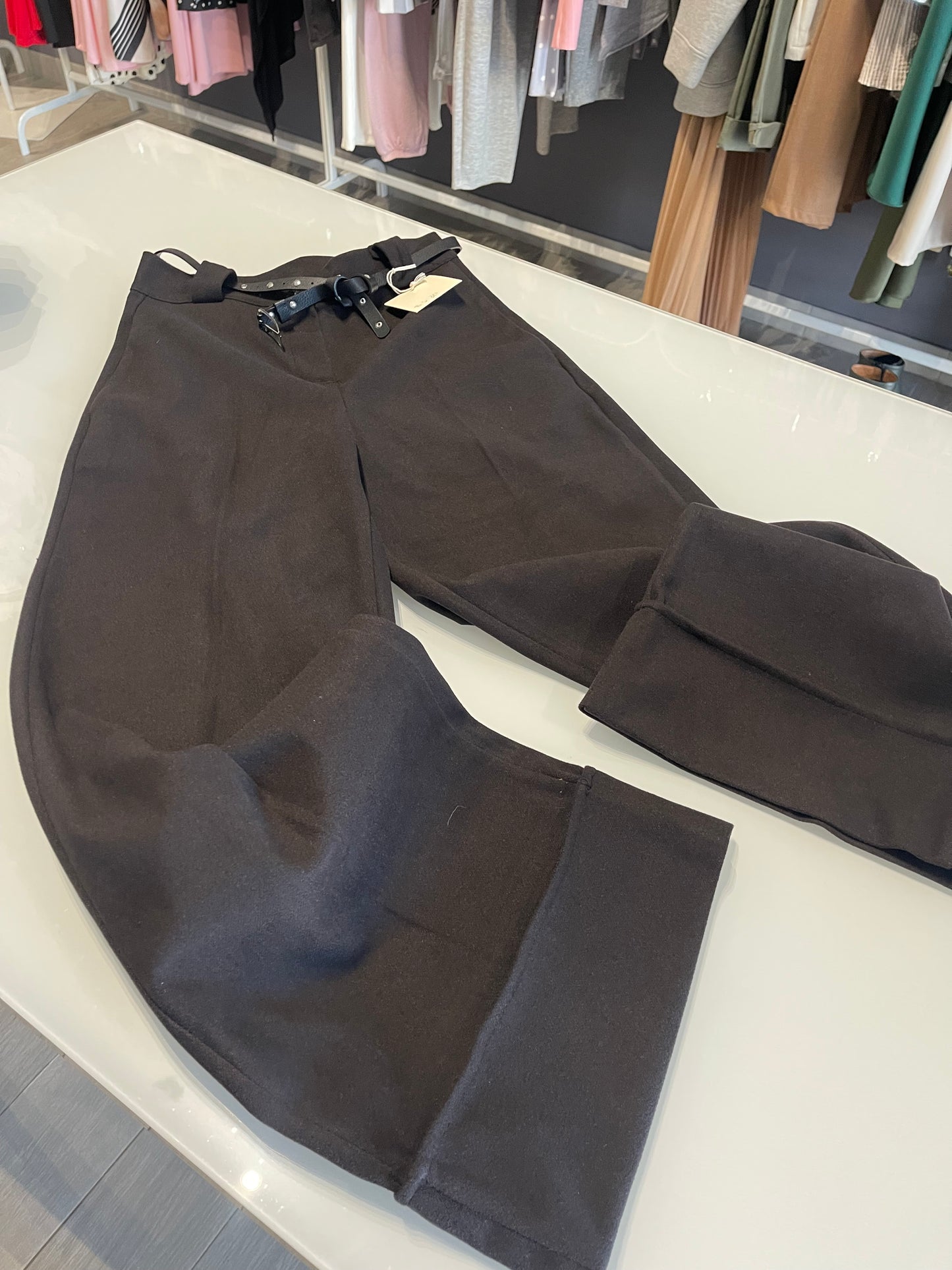 pantalone pesante nero con risvolto da donna vita alta