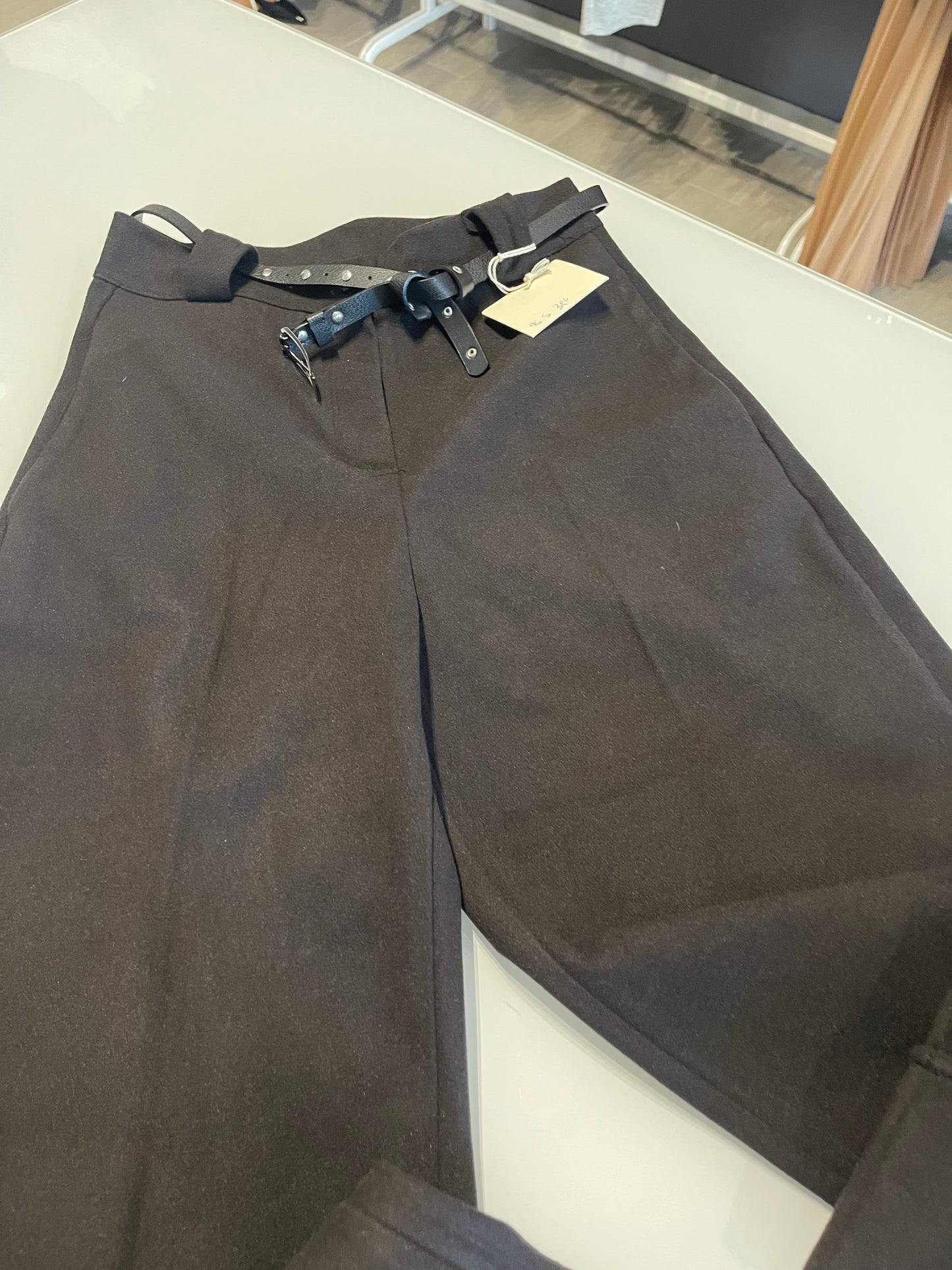 pantalone pesante nero con risvolto da donna vita alta